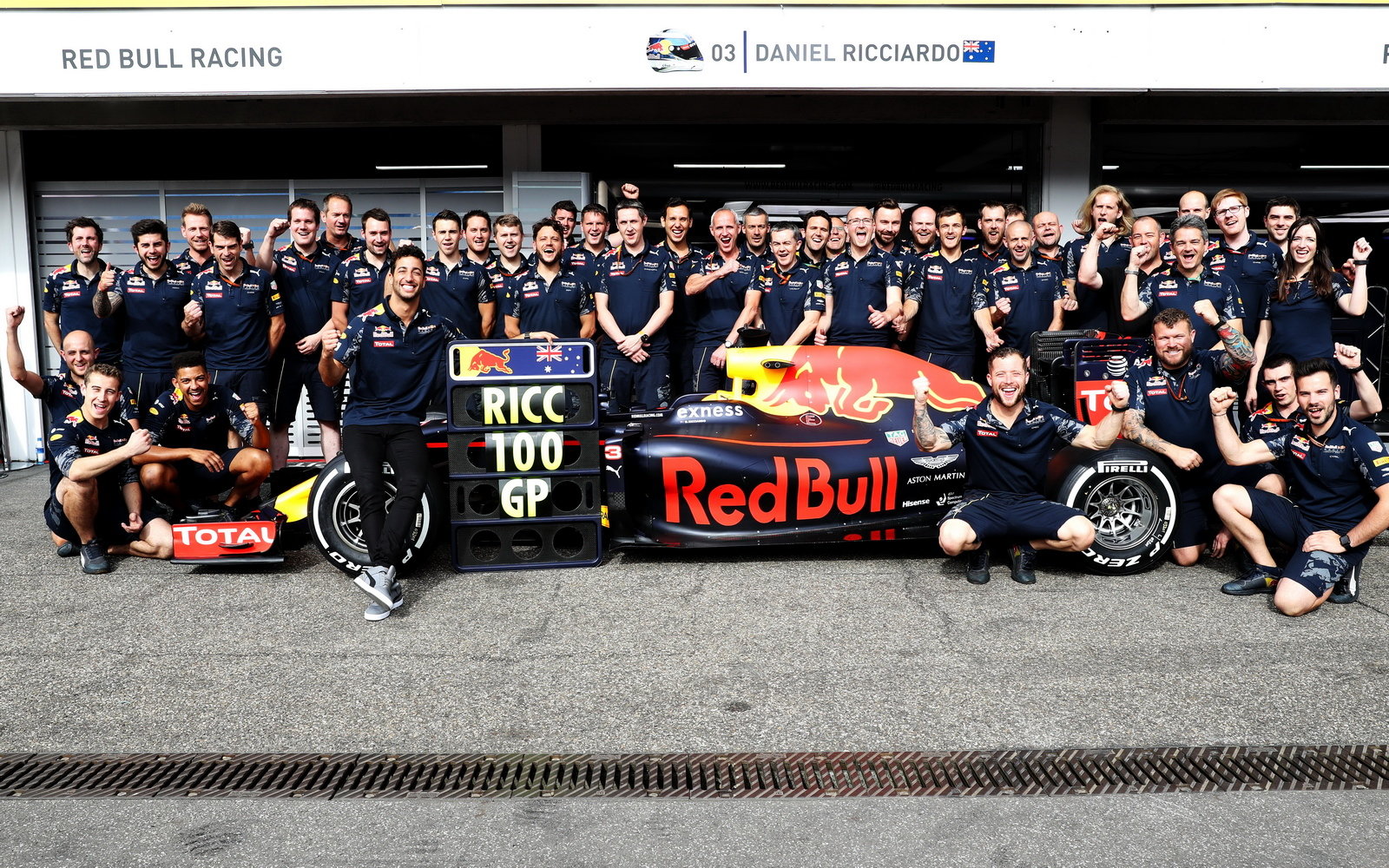 Daniel Ricciardo slaví s týmem 100 VC v Německu