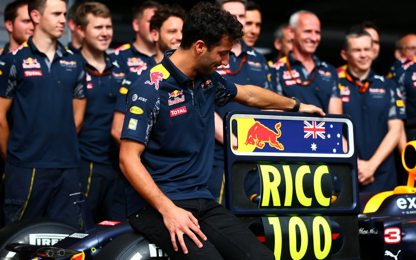 Daniel Ricciardo slaví s týmem 100 VC v Německu