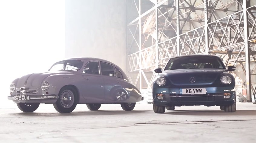 Tatra 600 Tatraplan v porovnání s novým Volkswagenem Beetle.