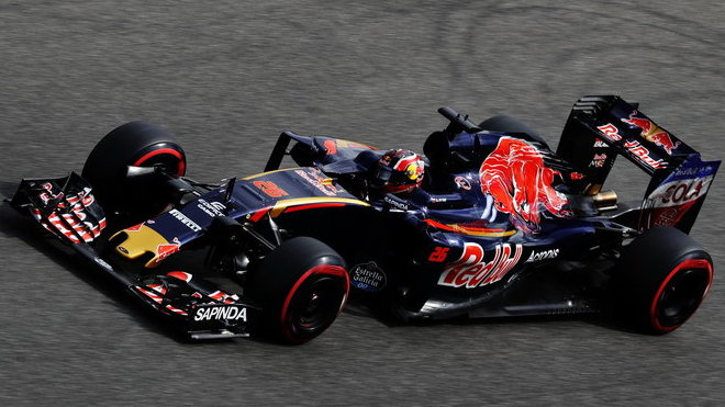 Daniil Kvjat s vozem Toro Rosso