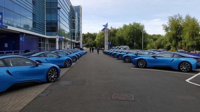 Flotila devatenácti BMW i8 čeká na své nové hvězdné řidiče.