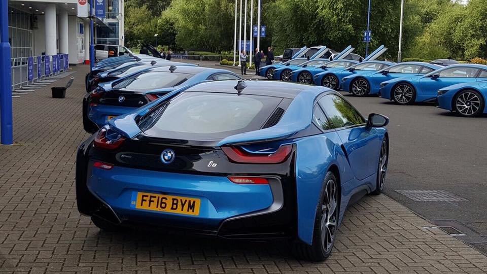 Flotila devatenácti BMW i8 čeká na své nové hvězdné řidiče.