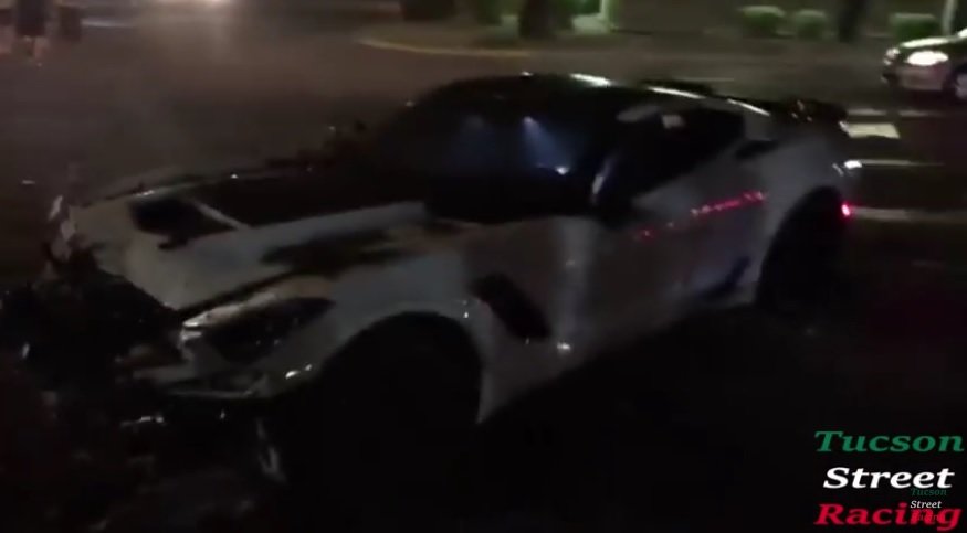 Řidič Chevroletu Corvette nezvládl řízení a své auto rozstřelil.