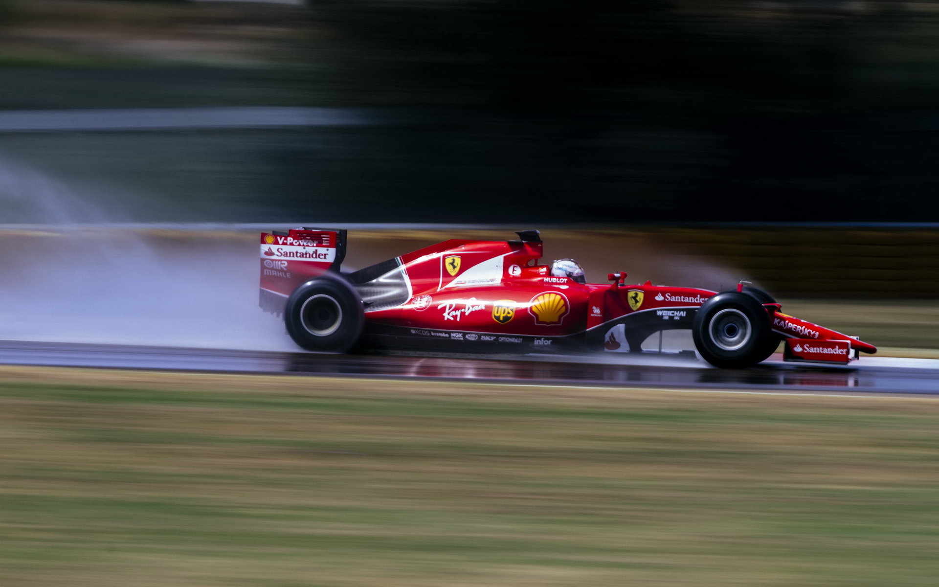 Sebastian Vettel během testu širších mokrých pneumatik Pirelli pro sezónu 2017 ve Fioranu na počátku srpna