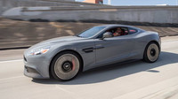 Daniel Ricciardo během letní přestávky s Aston Martinem Vanquish V12 v Kalifornii