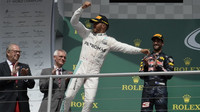 Lewis Hamilton se raduje z vítězství po závodě v Německu