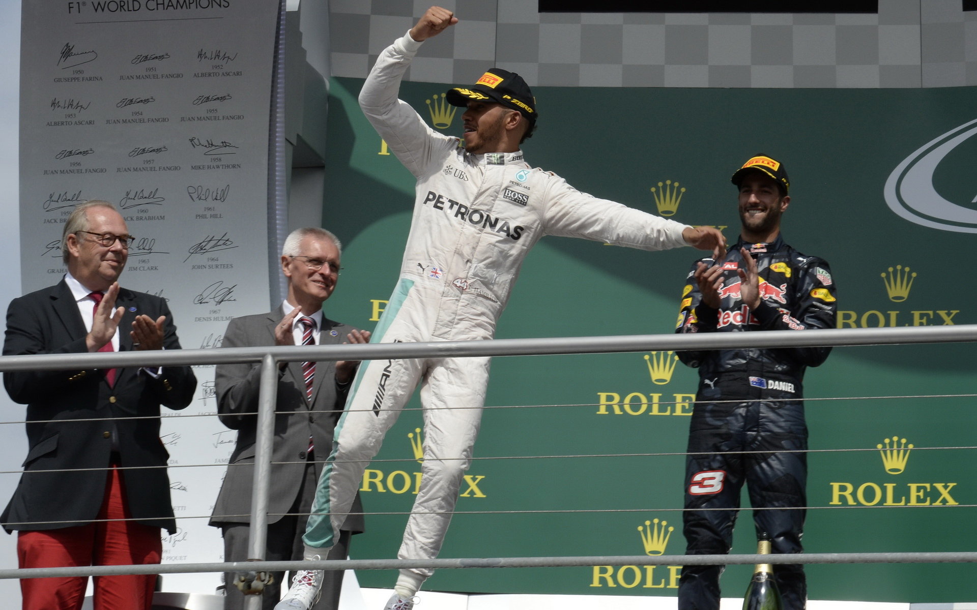 Lewis Hamilton se raduje z vítězství po závodě v Německu