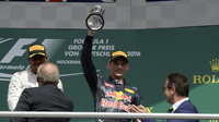 Max Verstappen se svou trofejí na pódiu po závodě v Německu