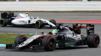 Nico Hülkenberg a Valtteri Bottas v závodě v Německu