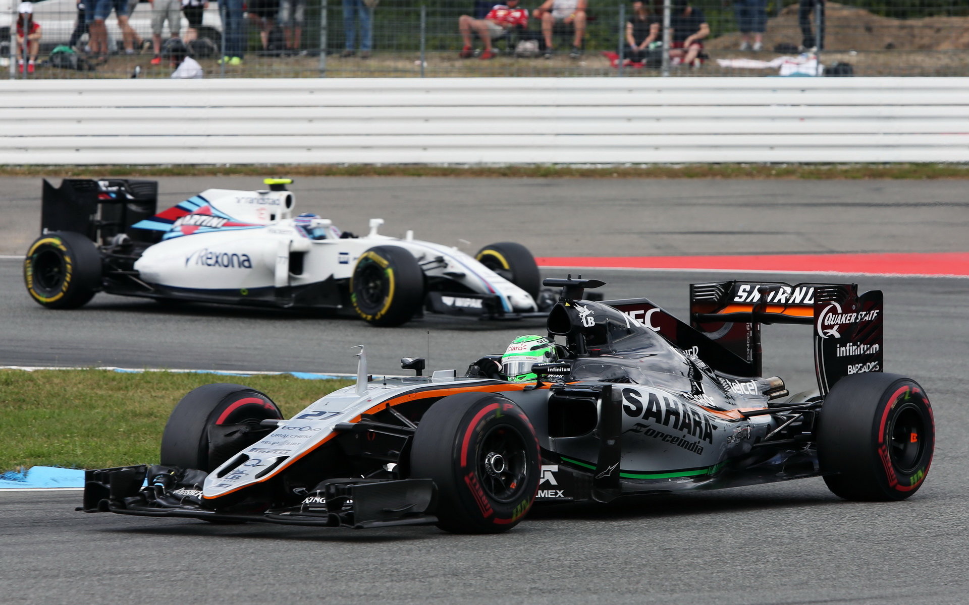 Nico Hülkenberg a Valtteri Bottas v závodě v Německu