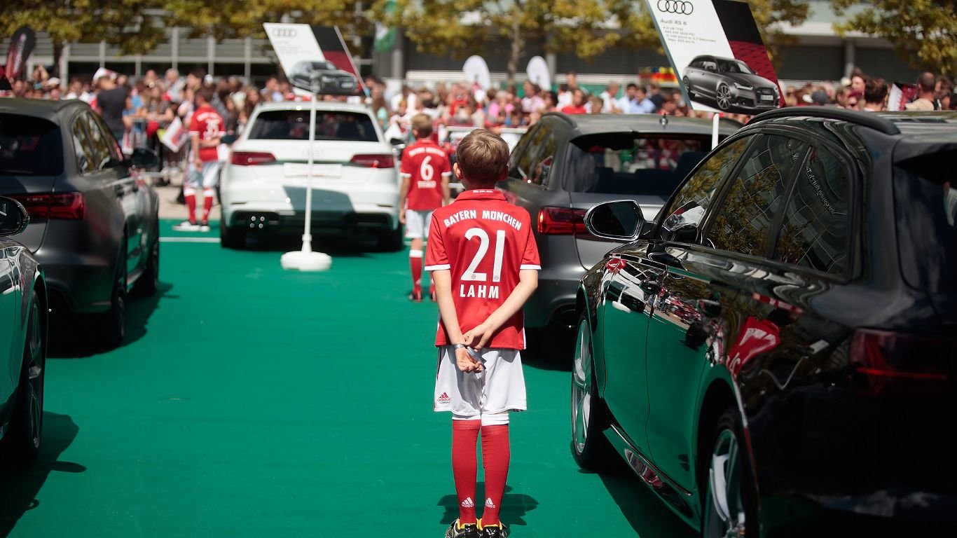 Fotbalisté Bayernu Mnichov mají nová Audi.