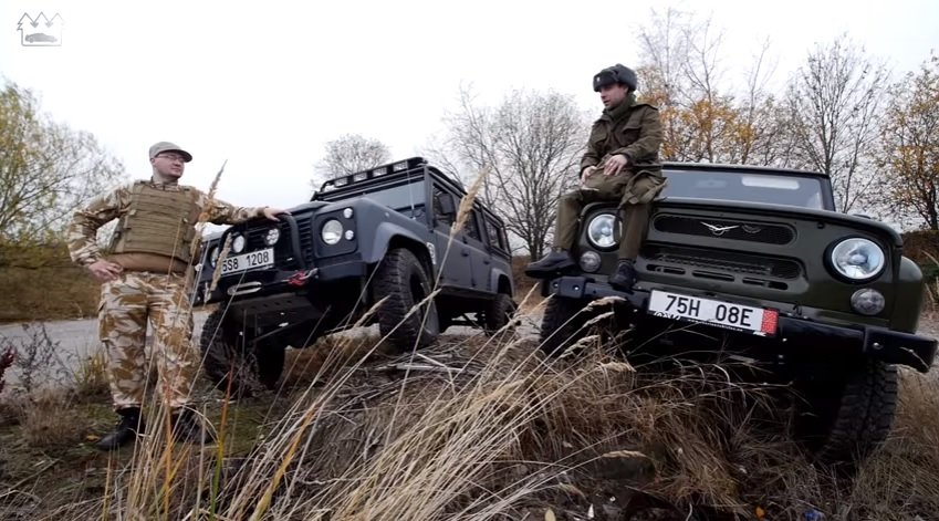 Srovnání Land Roveru Defender a UAZu Hunter.