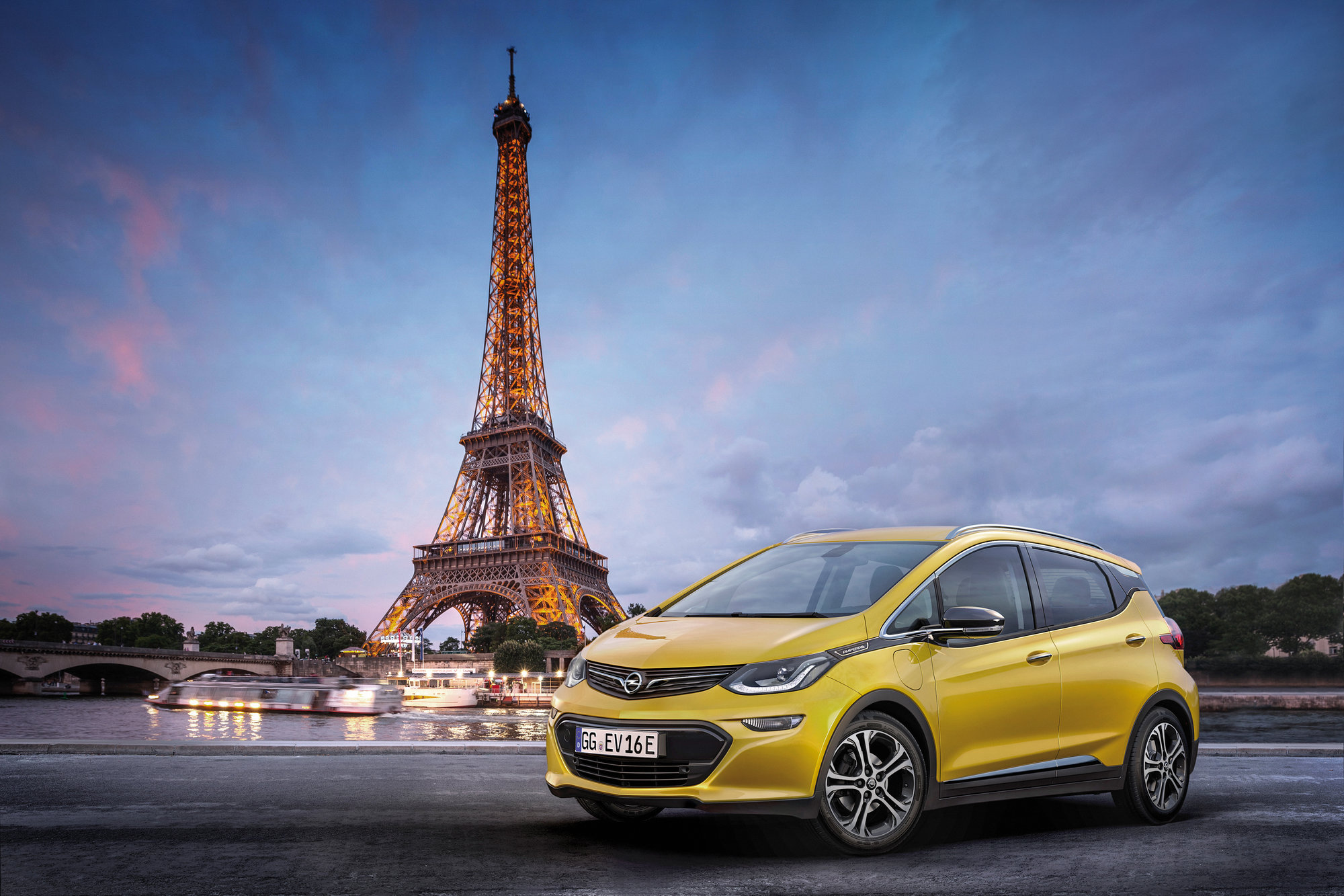 Opel Ampera-e míří v sériové podobě do Paříže.