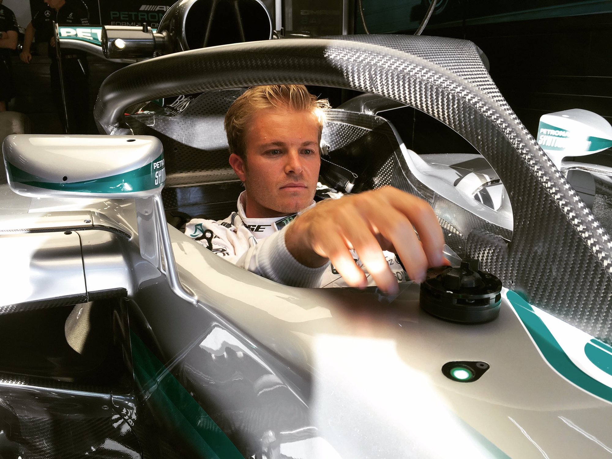 Nico Rosberg s ochranou kokpitu typu halo