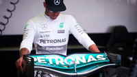 Lewis Hamilton si prohlíží své nové zadní křídlo pro závod v Belgii