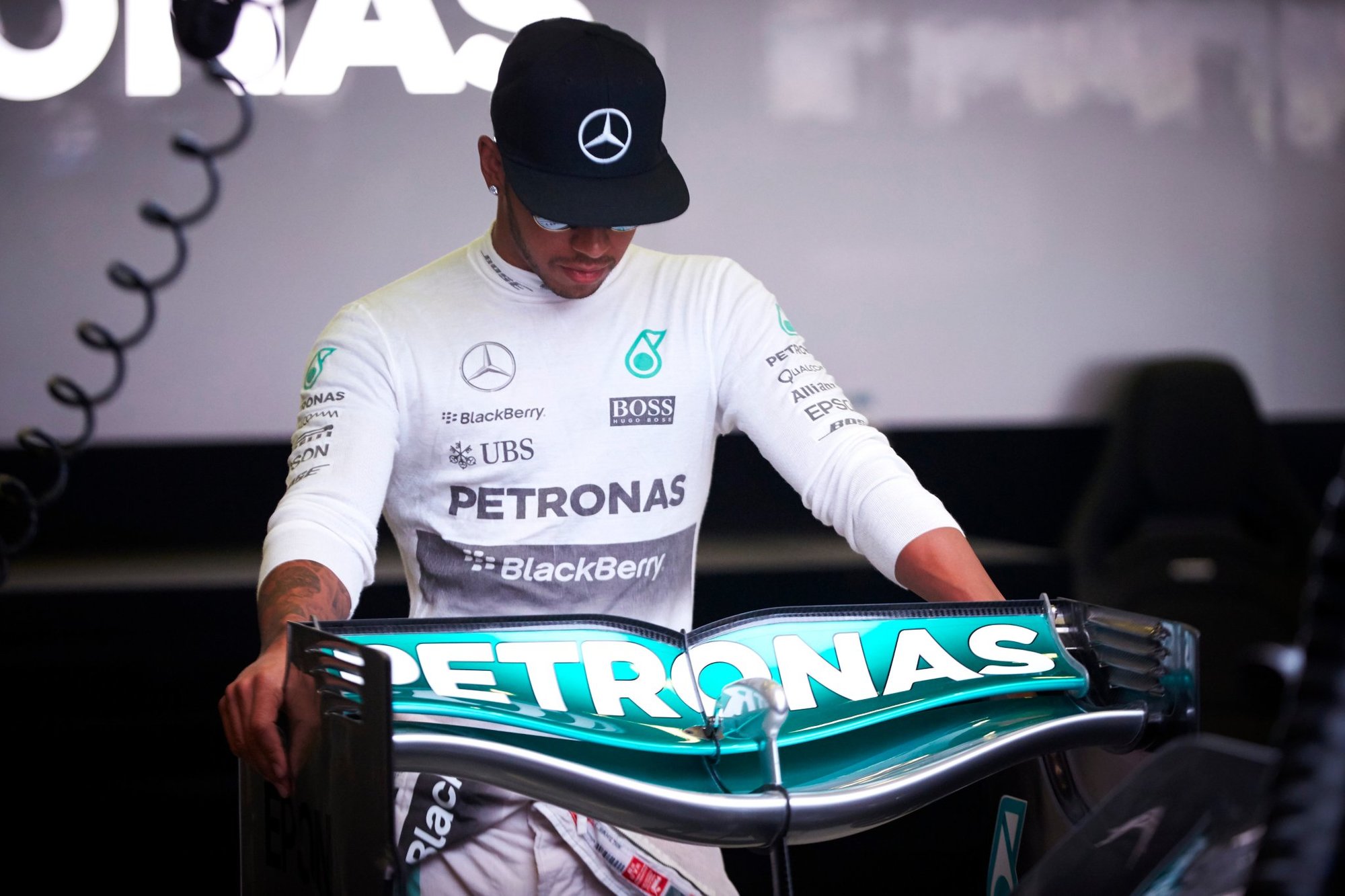 Lewis Hamilton si prohlíží své nové zadní křídlo pro závod v Belgii