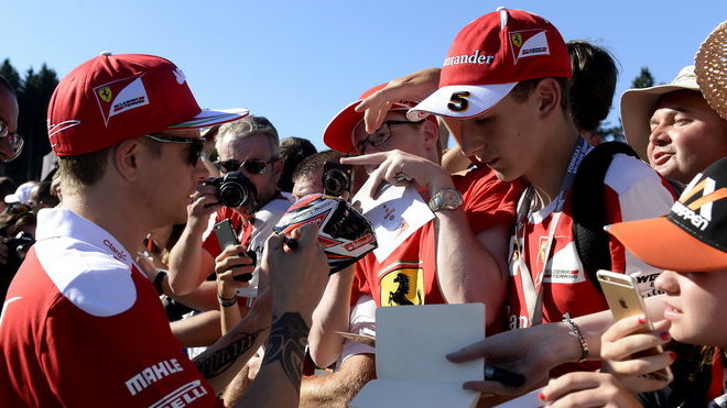Kimi Räikkönen při autogramiádě v Belgii
