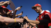 Sebastian Vettel při autogramiádě v Belgii