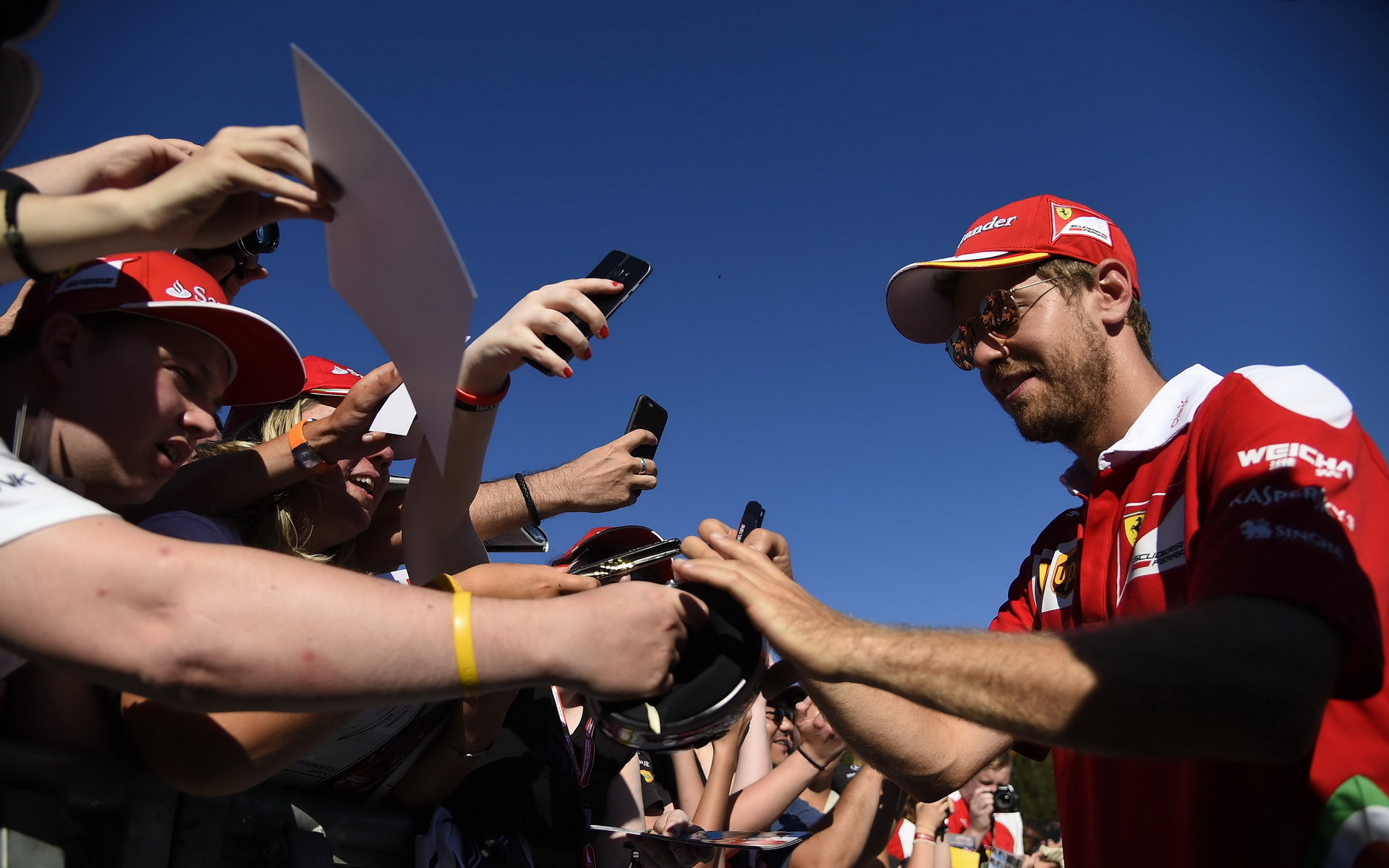 Sebastian Vettel při autogramiádě v Belgii