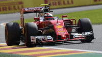 Kimi Räikkönen při pátečním tréninku v Belgii