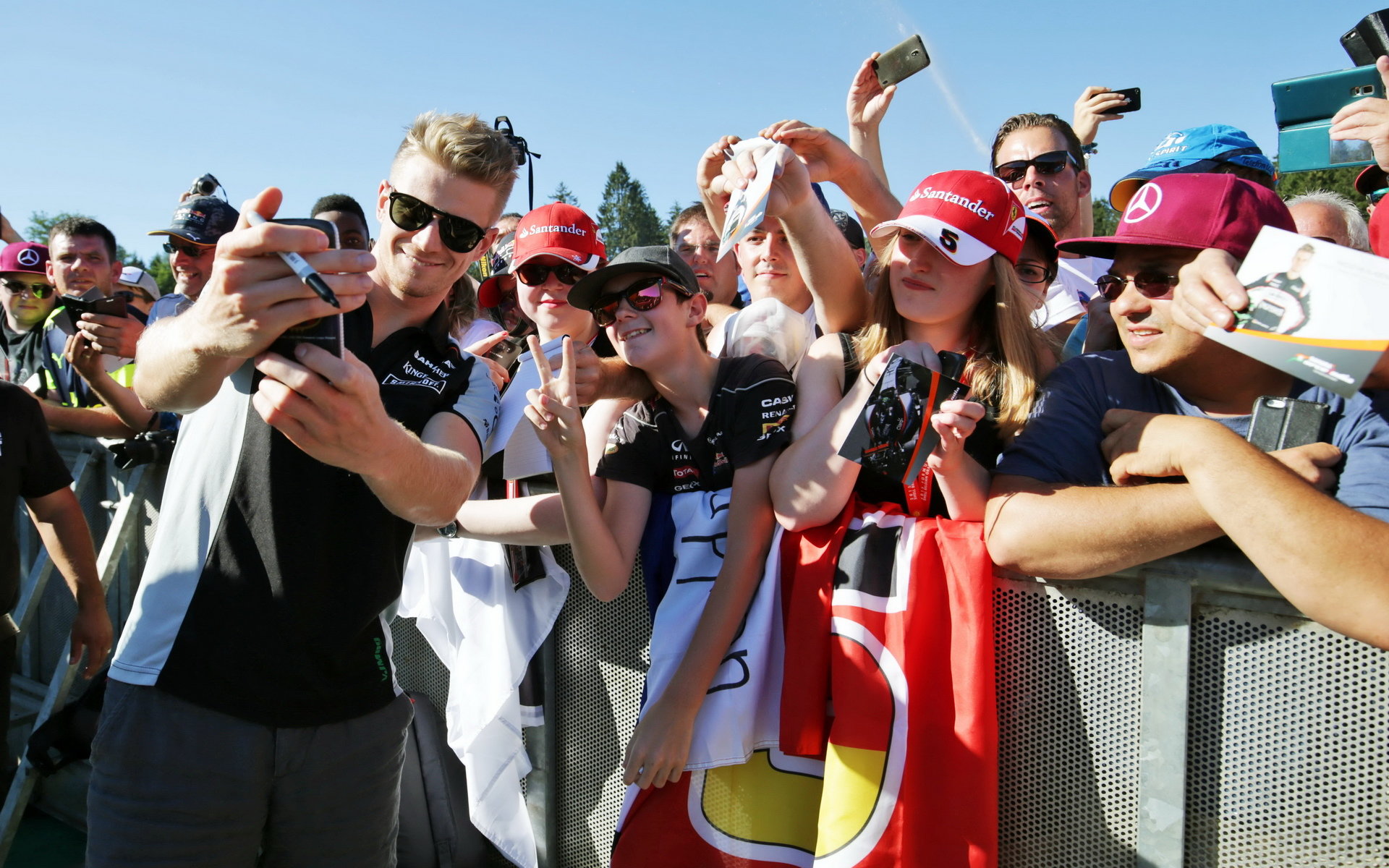 Nico Hülkenberg při autogramiádě v Belgii