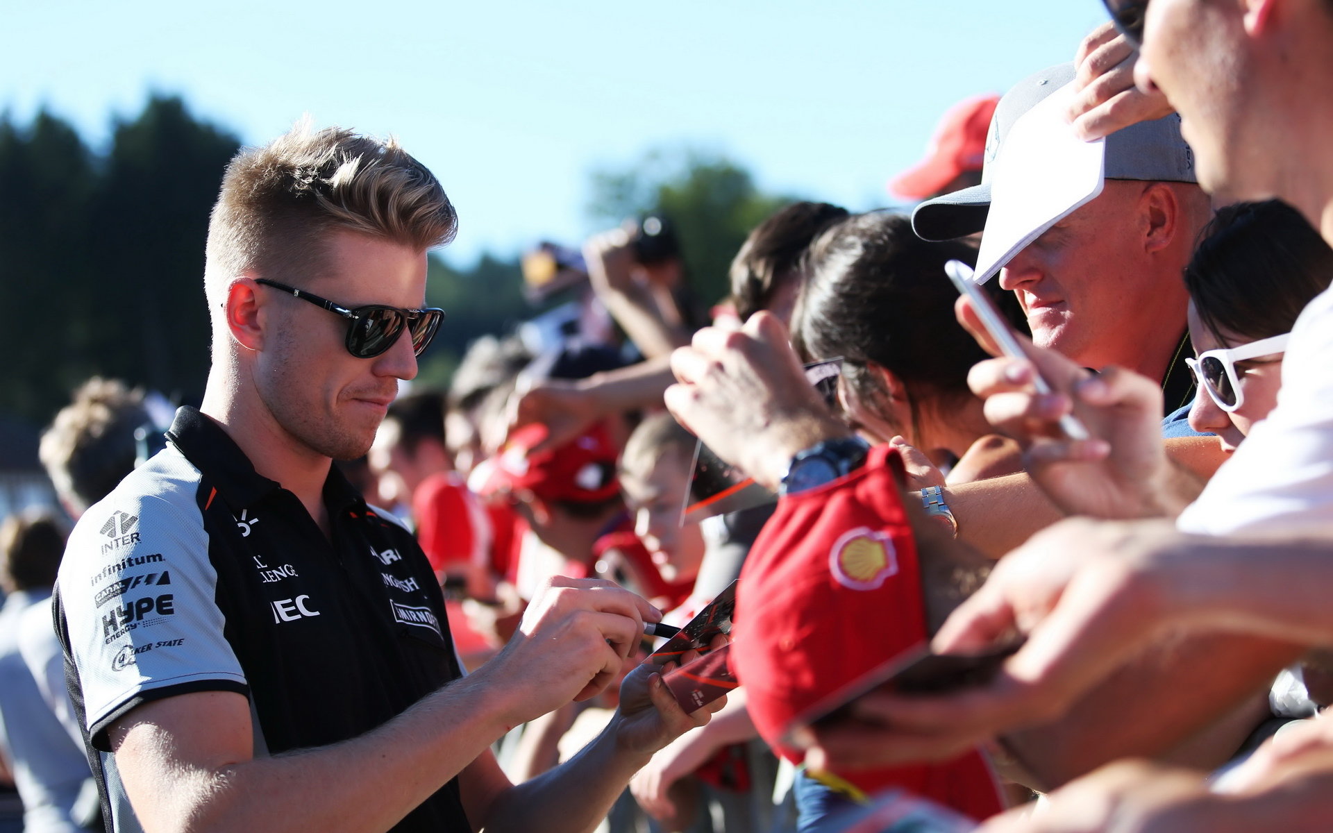 Nico Hülkenberg při autogramiádě v Belgii