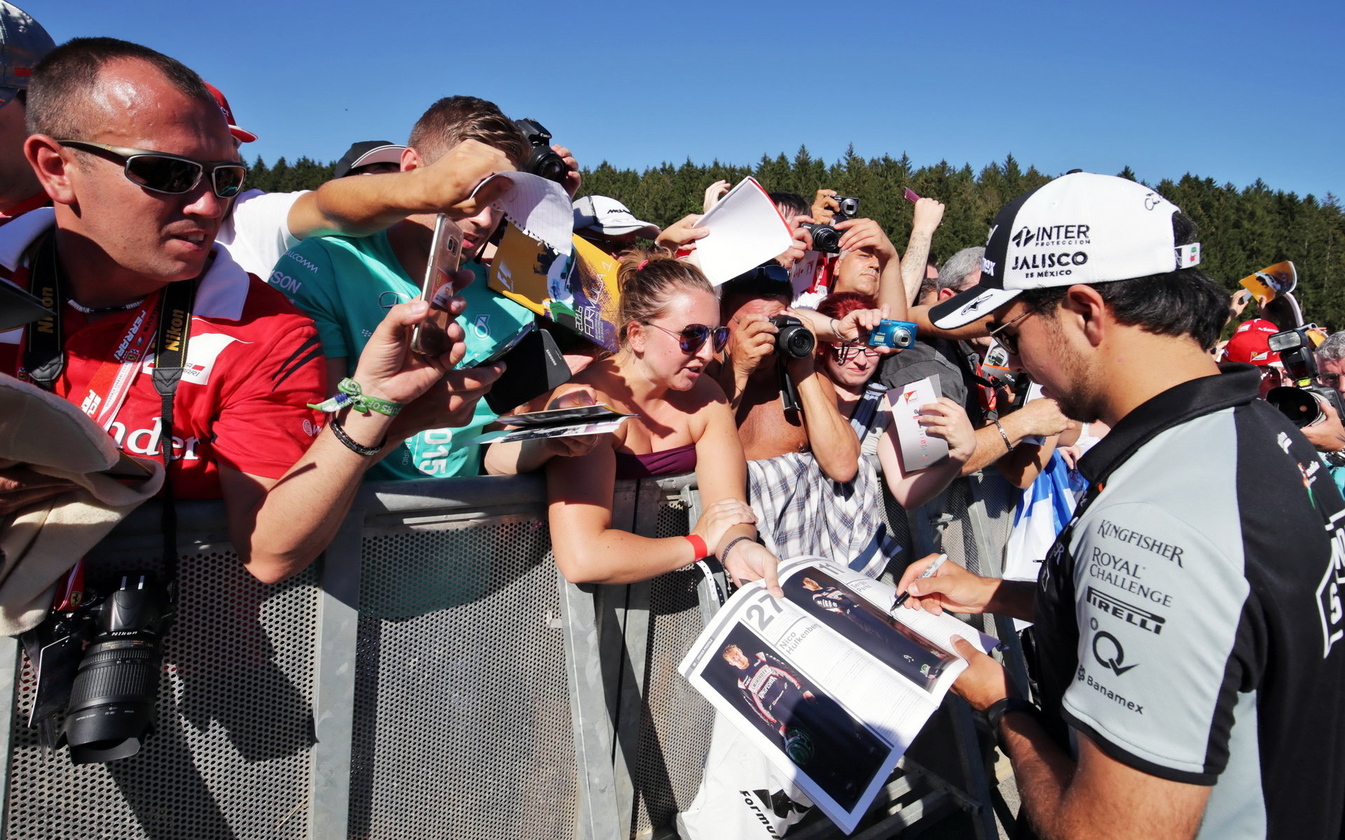 Sergio Pérez při autogramiádě v Belgii