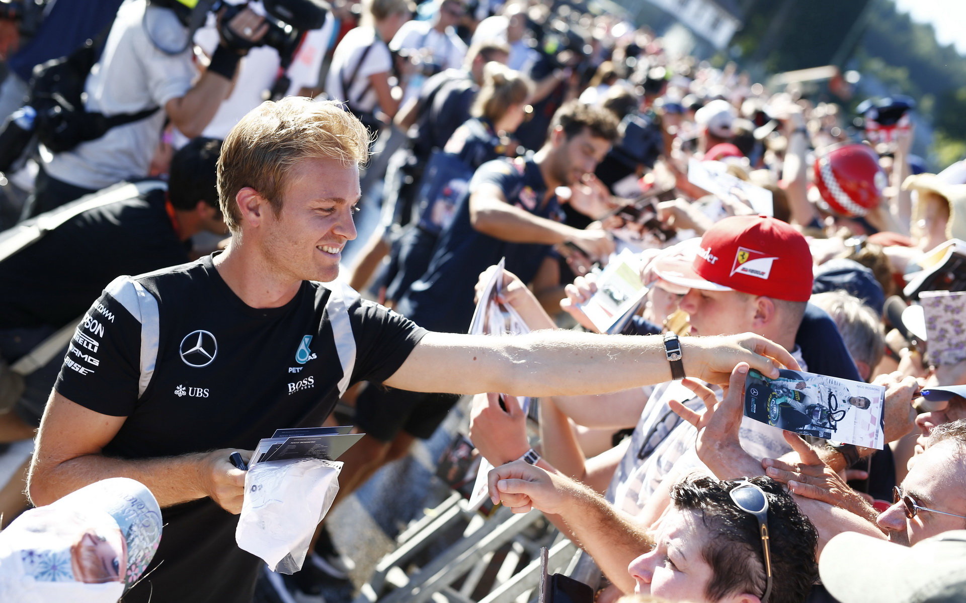 Nico Rosberg při autogramiádě v Belgii