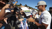 Lewis Hamilton při autogramiádě v Belgii