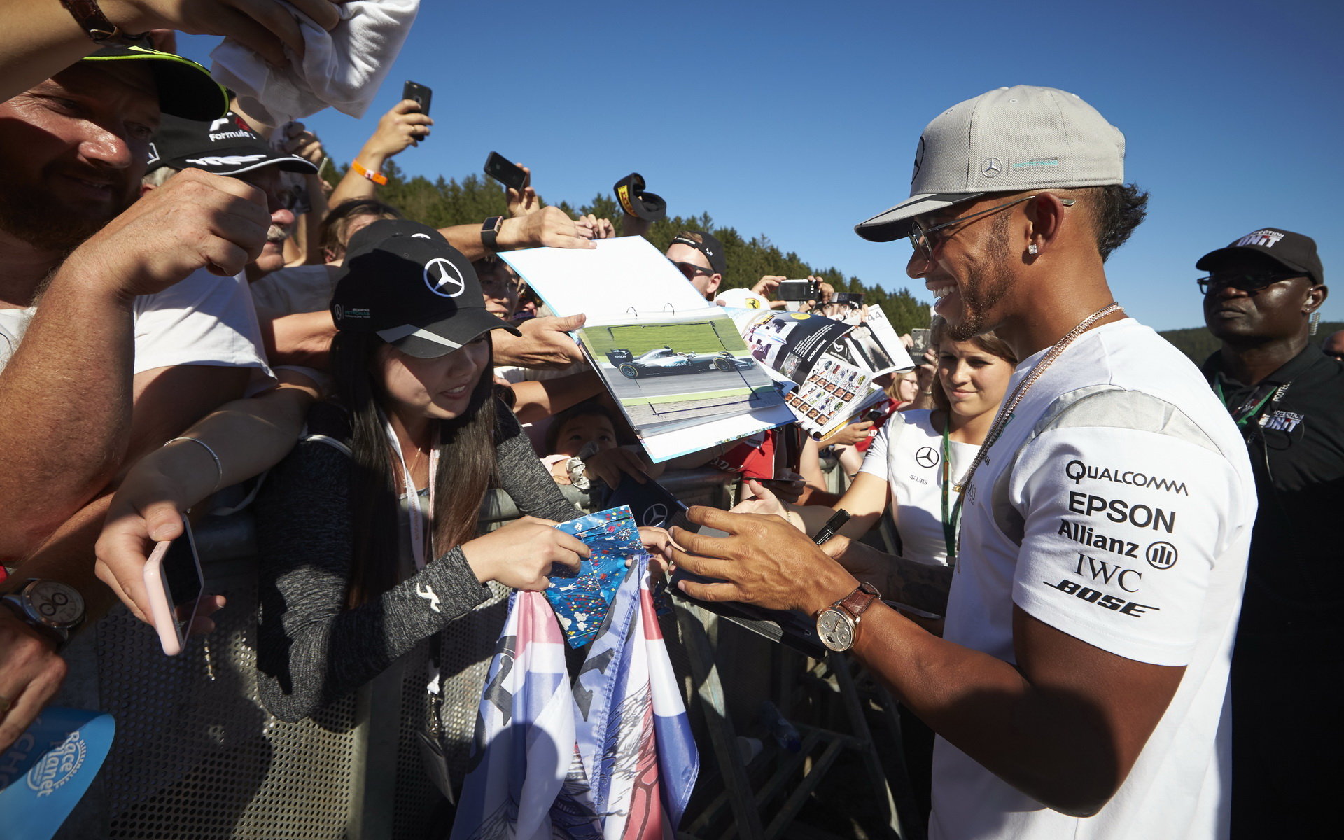 Lewis Hamilton při autogramiádě v Belgii