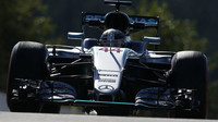 Lewis Hamilton při pátečním tréninku v Belgii