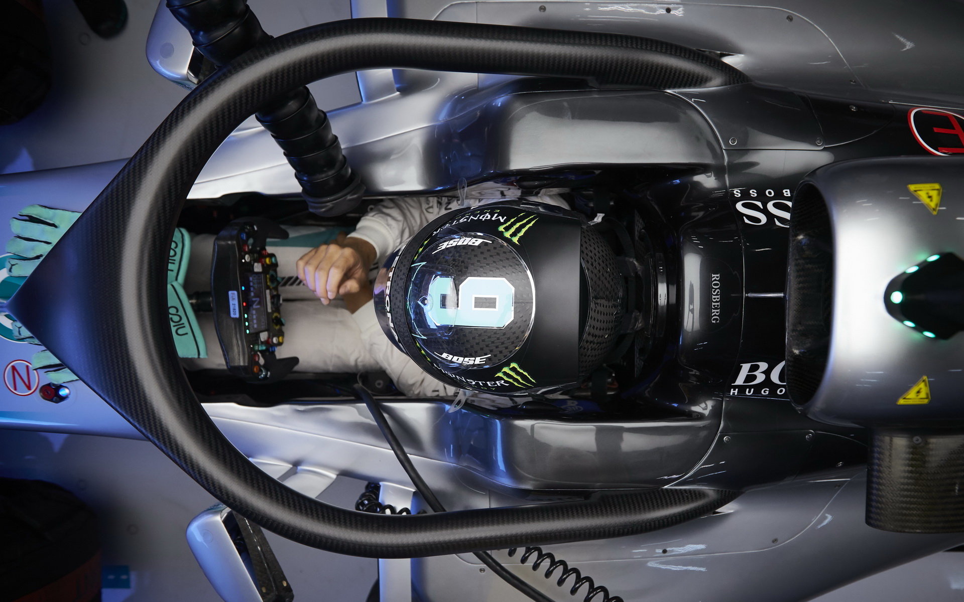 Nico Rosberg při pátečním tréninku s ochranou kokpitu typu halo v Belgii