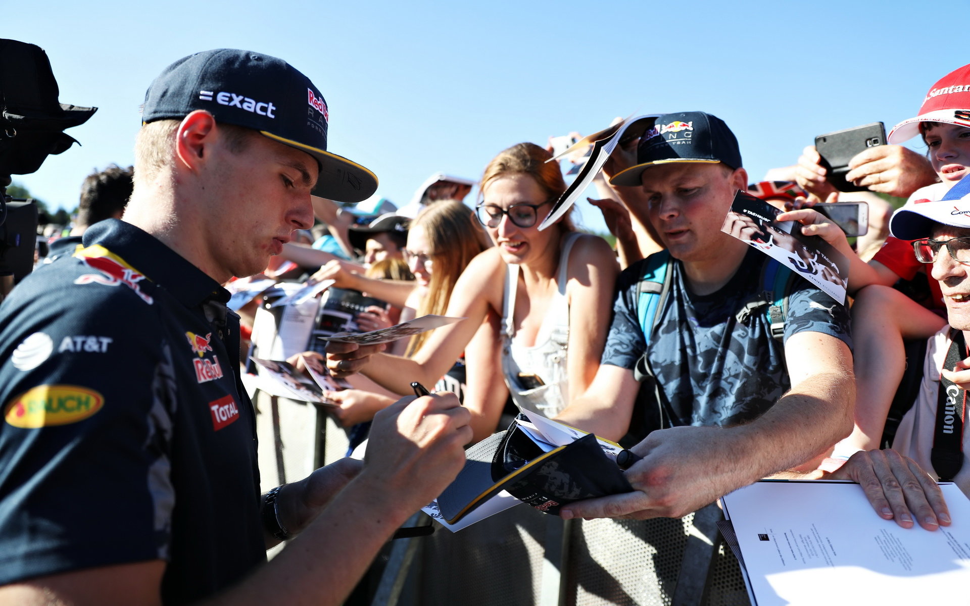 Max Verstappen při autogramiádě v Belgii