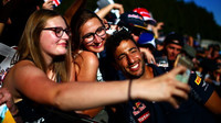 Daniel Ricciardo při autogramiádě v Belgii