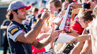 Carlos Sainz při autogramiádě v Belgii