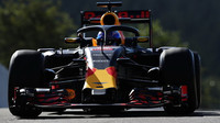 Daniel Ricciardo při pátečním tréninku s ochranou kokpitu typu halo v Belgii