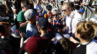 Valtteri Bottas při autogramiádě v Belgii