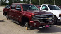 Krádež kol v texaském dealerství Chevroletu.