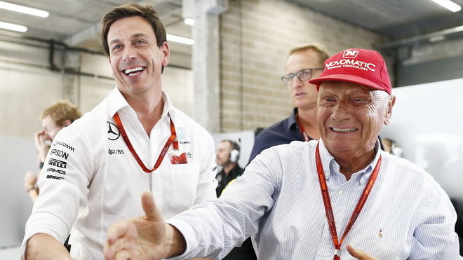 Úsměvy se po oslavách vytratily, Wolff a Lauda hasí požár na palubě Mercedesu