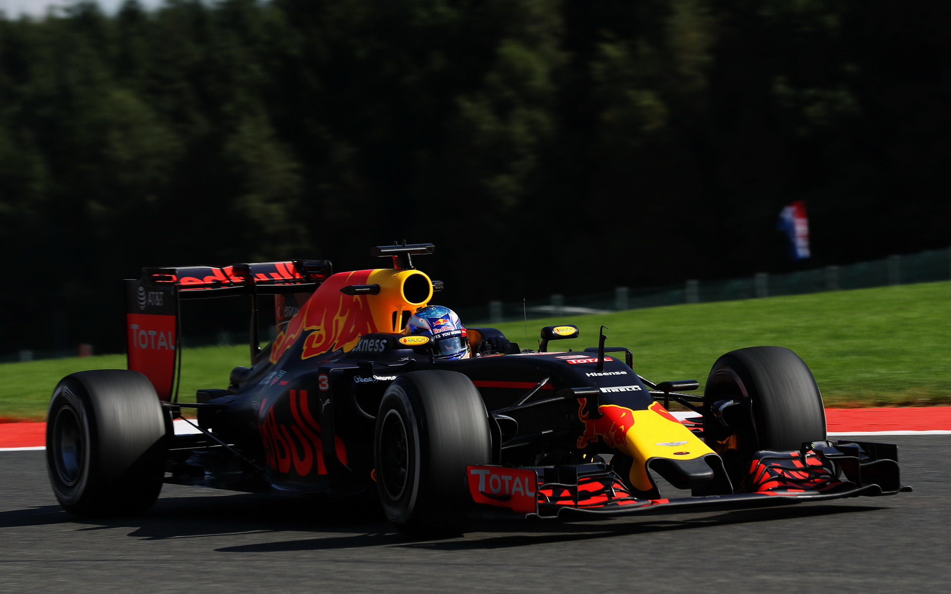 Daniel Ricciardo v kvalifikaci v Belgii
