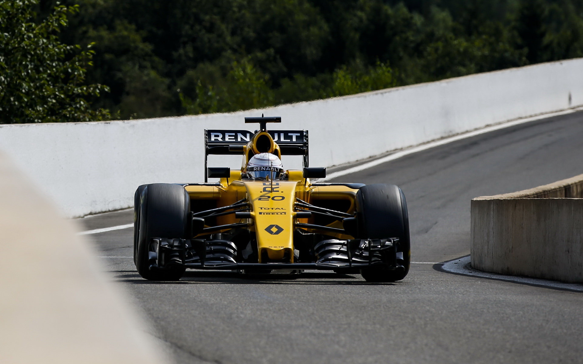 Kevin Magnussen v pátečním tréninku v Belgii