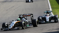 Nico Hülkenberg a Lewis Hamilton v závodě v Belgii