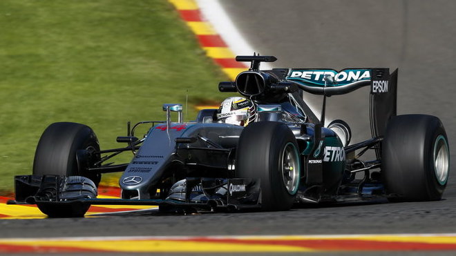 Lewis Hamilton odpoledne Nica Rosberga překonal