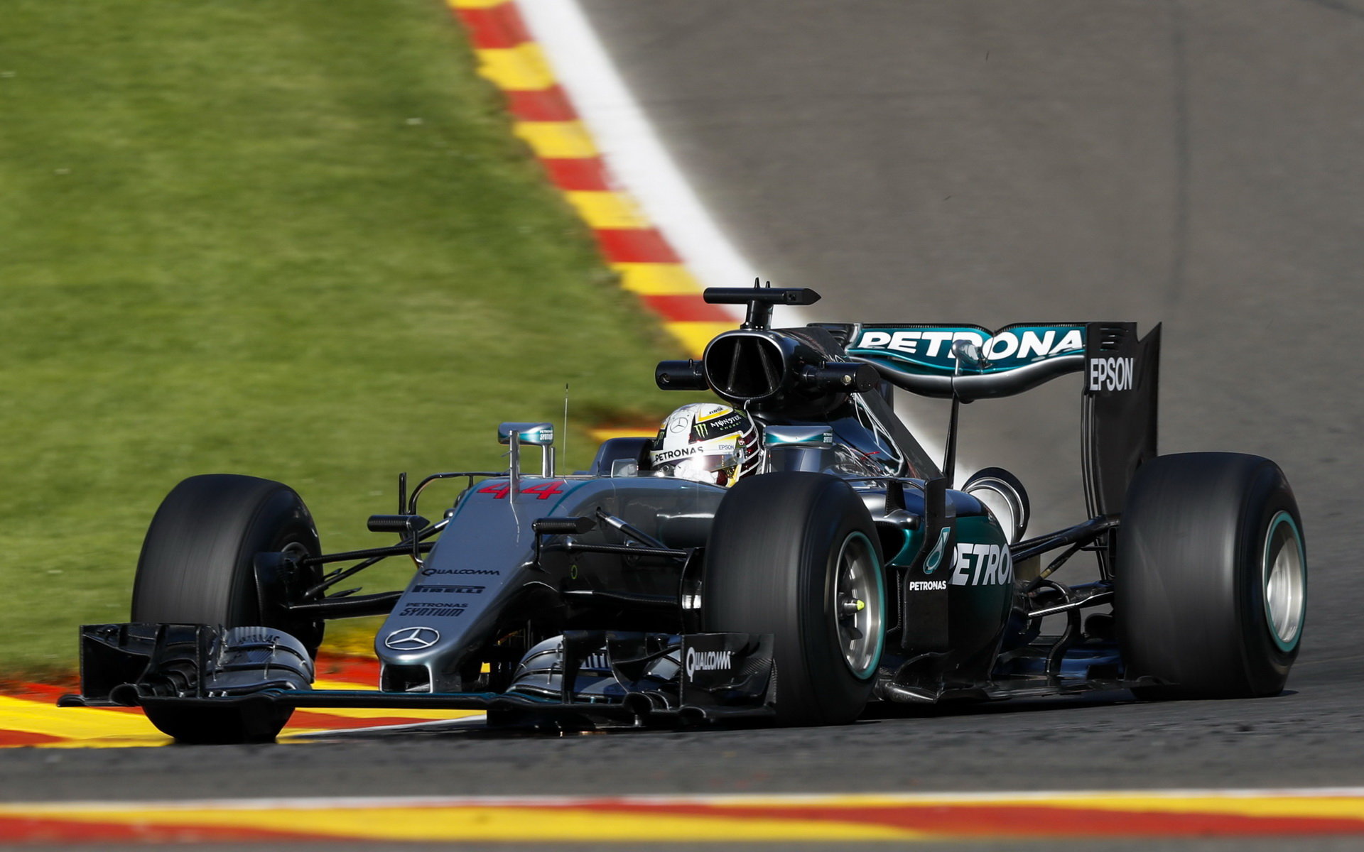 Lewis Hamilton odpoledne Nica Rosberga překonal