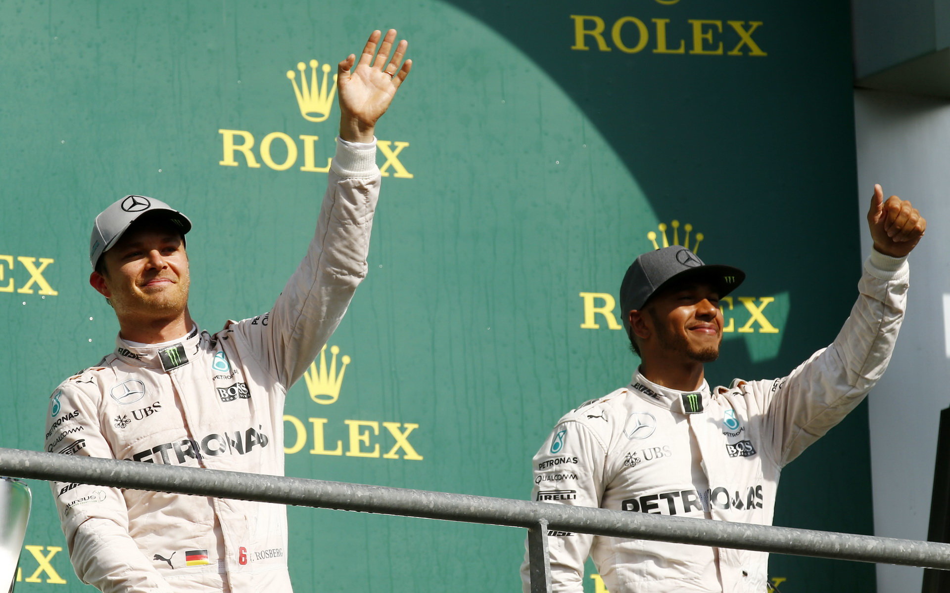Nico Rosberg a Lewis Hamilton na pódiu po závodě v Belgii