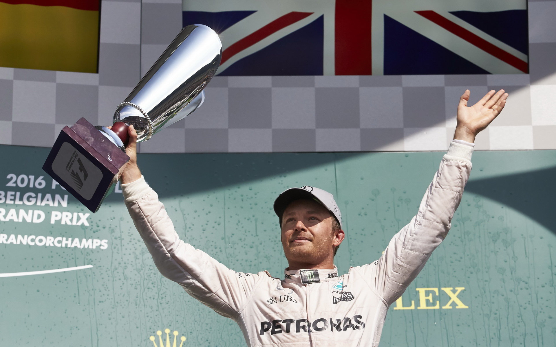 Nico Rosberg se svou trofejí za první místo v závodě v Belgii