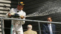 Nico Rosberg se raduje z prvního místa v závodě v Belgii