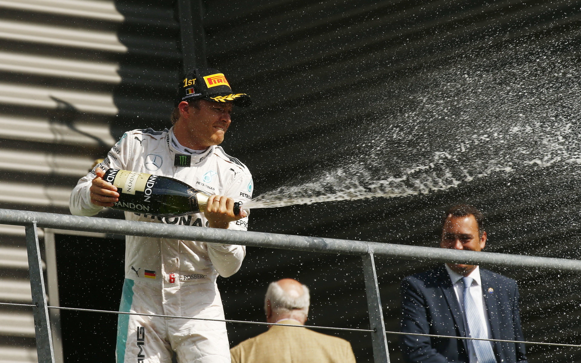 Nico Rosberg se raduje z prvního místa v závodě v Belgii