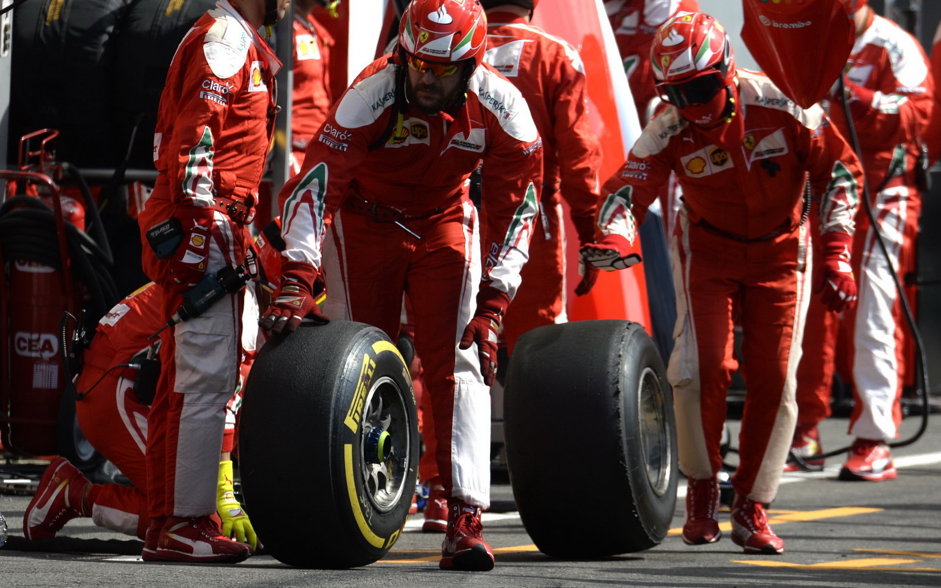 Mechanici Ferrari v závodě v Belgii