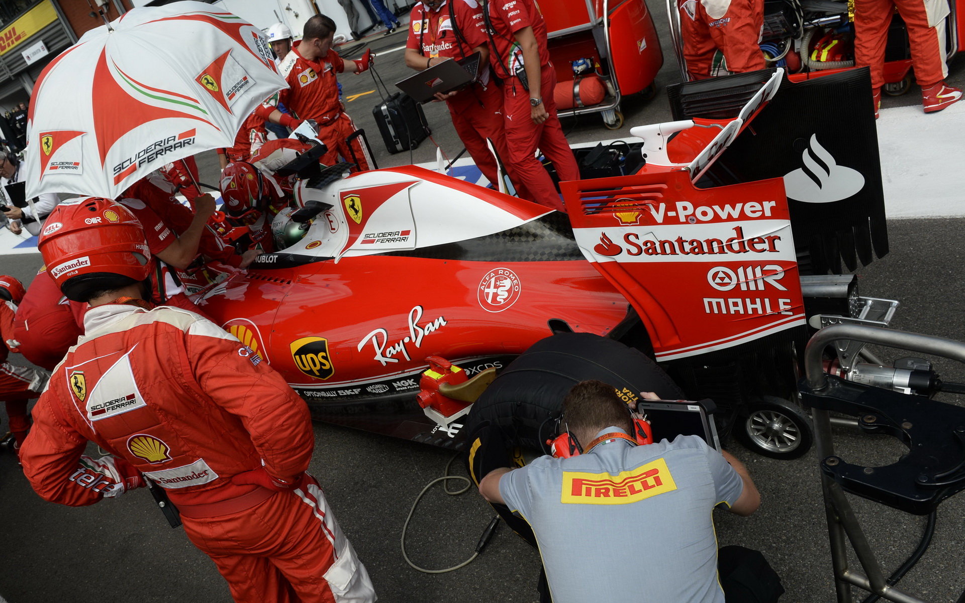 Sebastian Vettel u svých mechaniků během přerušení Velké ceny Belgie